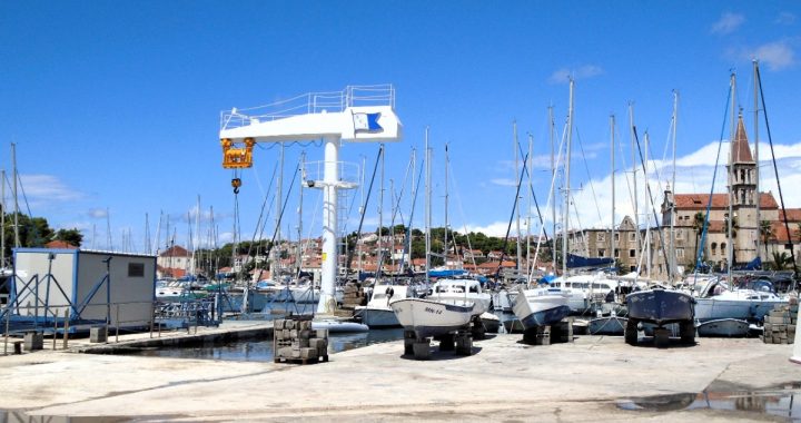 Veleros amarrados en la marina ACI de Milna, en la isla croata de Brač