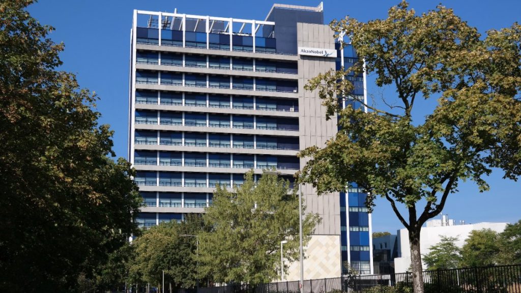 Edificio Kernheim de AkzoNobel en Arnhem, Países Bajos, con el logotipo de la empresa en la fachada