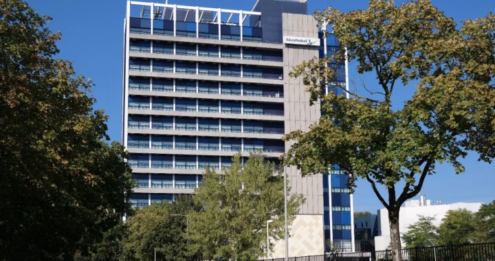 Edificio Kernheim de AkzoNobel en Arnhem, Países Bajos, con el logotipo de la empresa en la fachada
