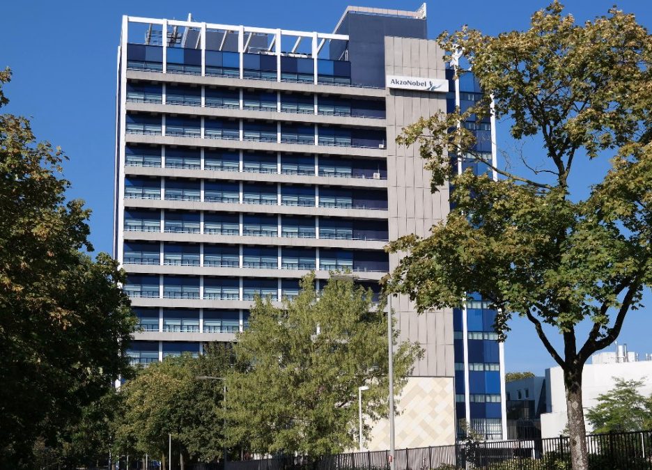 Edificio Kernheim de AkzoNobel en Arnhem, Países Bajos, con el logotipo de la empresa en la fachada