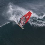 Vista aérea de un windsurfista surcando una ola en Ho'okipa (Maui, Hawái), escenario del Aloha Classic
