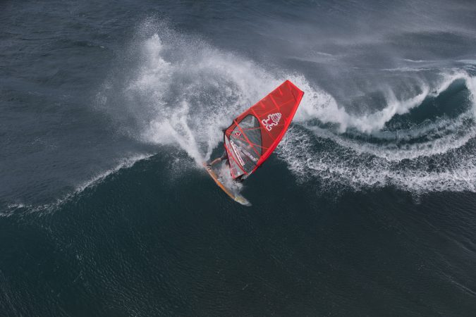 Vista aérea de un windsurfista surcando una ola en Ho'okipa (Maui, Hawái), escenario del Aloha Classic