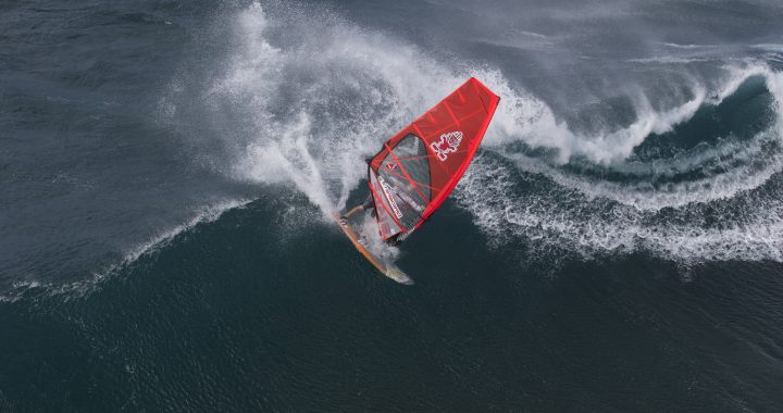 Vista aérea de un windsurfista surcando una ola en Ho'okipa (Maui, Hawái), escenario del Aloha Classic
