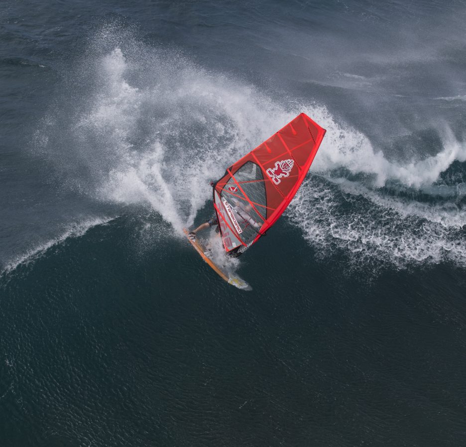 Vista aérea de un windsurfista surcando una ola en Ho'okipa (Maui, Hawái), escenario del Aloha Classic