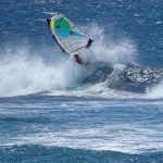 Un windsurfista gira sobre la cresta de una ola en Ho'okipa, en la isla de Maui (Hawái)