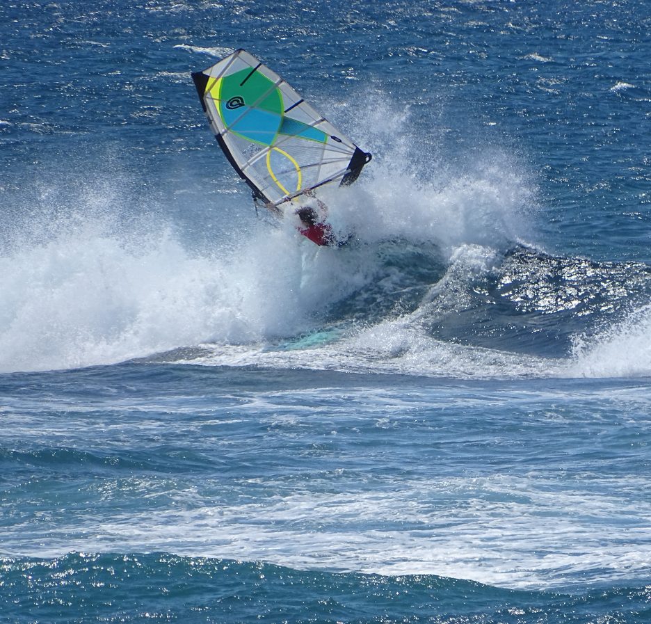 Un windsurfista gira sobre la cresta de una ola en Ho'okipa, en la isla de Maui (Hawái)