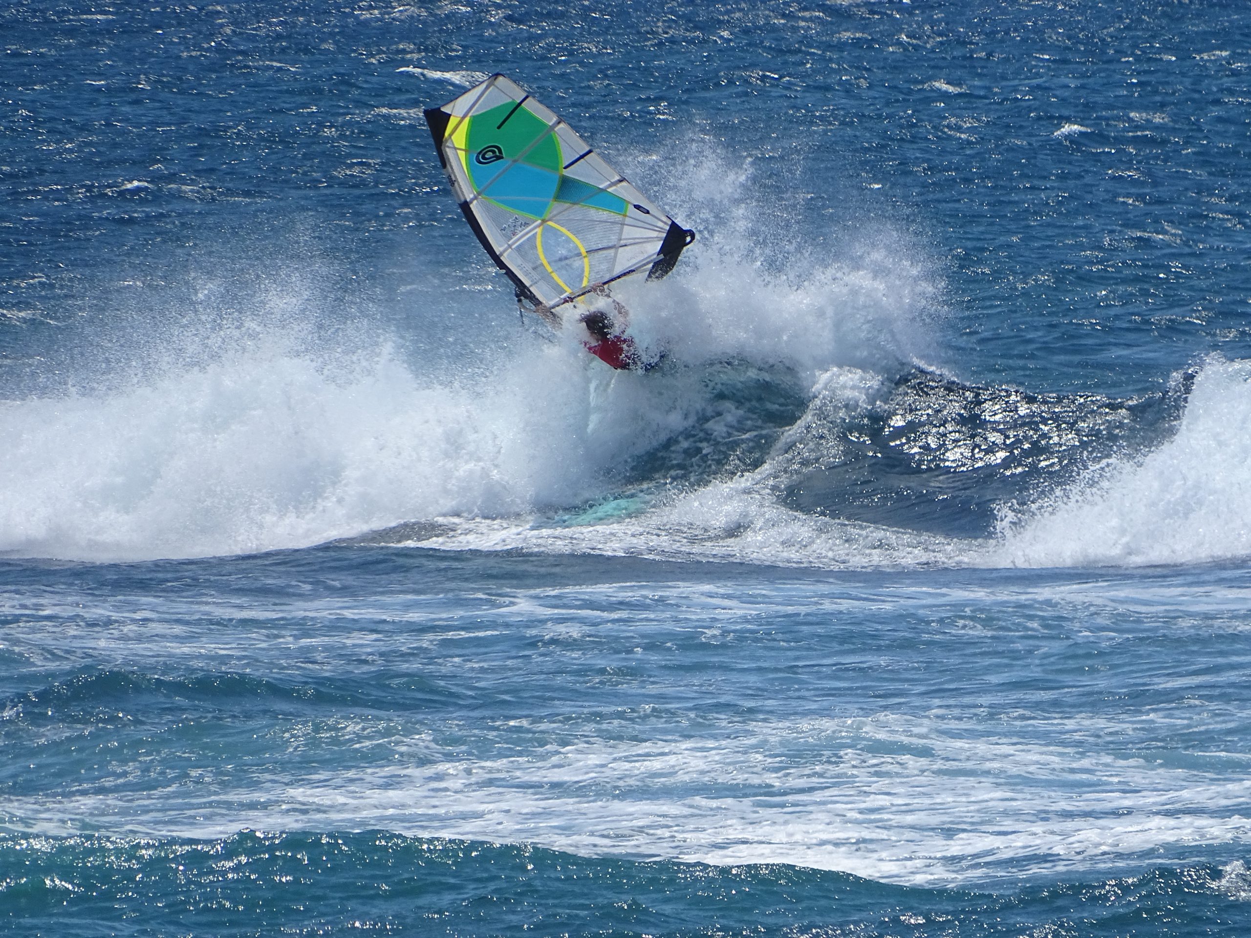 Un windsurfista gira sobre la cresta de una ola en Ho'okipa, en la isla de Maui (Hawái)