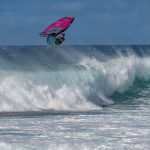 Marc Paré salta con su tabla de windsurf sobre una ola en Ho'okipa (Maui) durante el Aloha Classic 2025