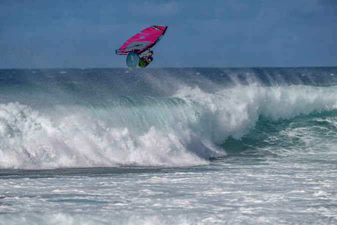Marc Paré salta con su tabla de windsurf sobre una ola en Ho'okipa (Maui) durante el Aloha Classic 2025