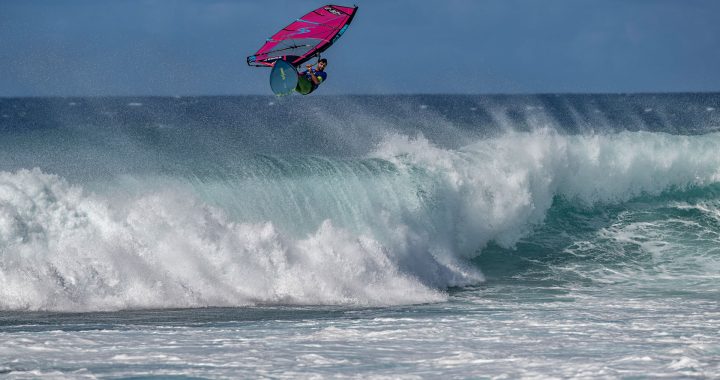 Marc Paré salta con su tabla de windsurf sobre una ola en Ho'okipa (Maui) durante el Aloha Classic 2025
