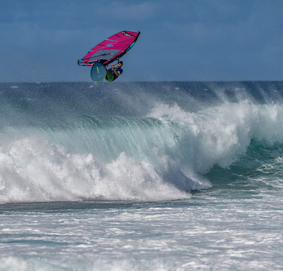 Marc Paré salta con su tabla de windsurf sobre una ola en Ho'okipa (Maui) durante el Aloha Classic 2025