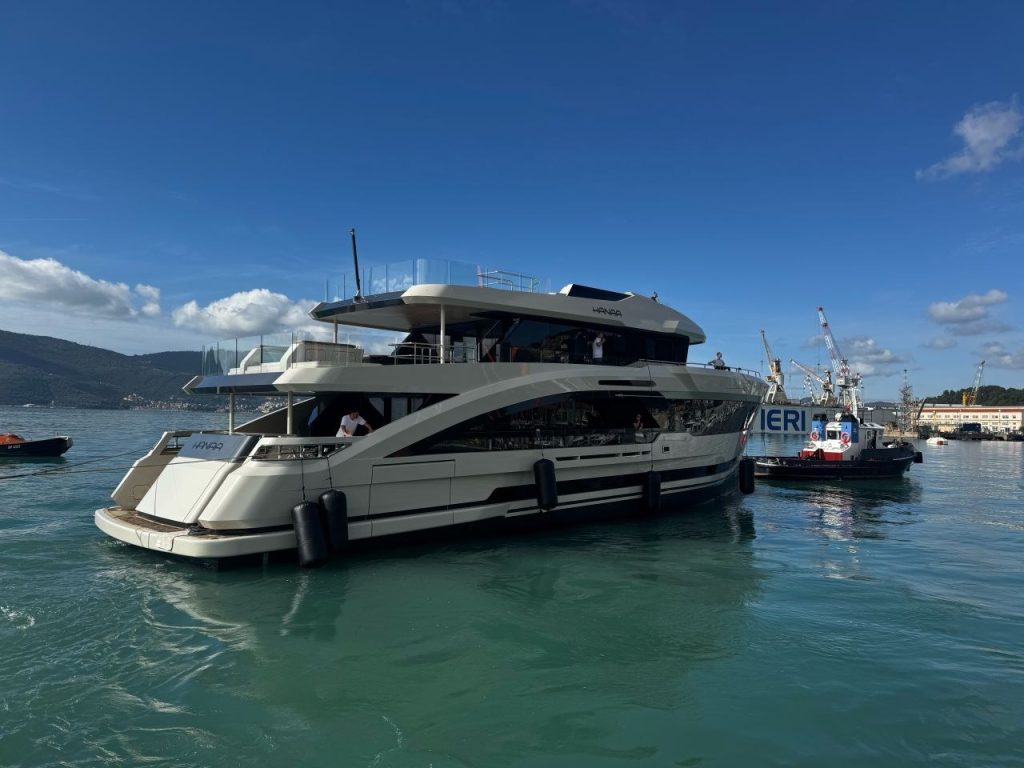 El yate explorador Evo 31 Hanaa de Antonini Navi a flote junto a un remolcador en La Spezia tras su botadura