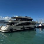 El yate explorador Evo 31 Hanaa de Antonini Navi a flote junto a un remolcador en La Spezia tras su botadura
