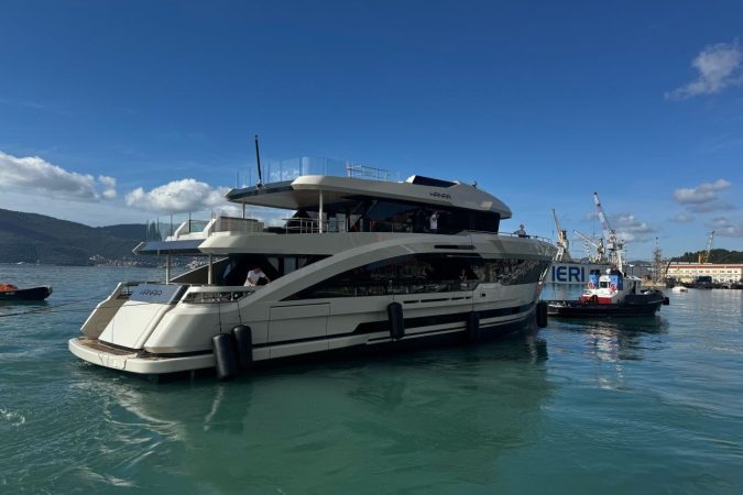 El yate explorador Evo 31 Hanaa de Antonini Navi a flote junto a un remolcador en La Spezia tras su botadura