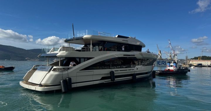 El yate explorador Evo 31 Hanaa de Antonini Navi a flote junto a un remolcador en La Spezia tras su botadura