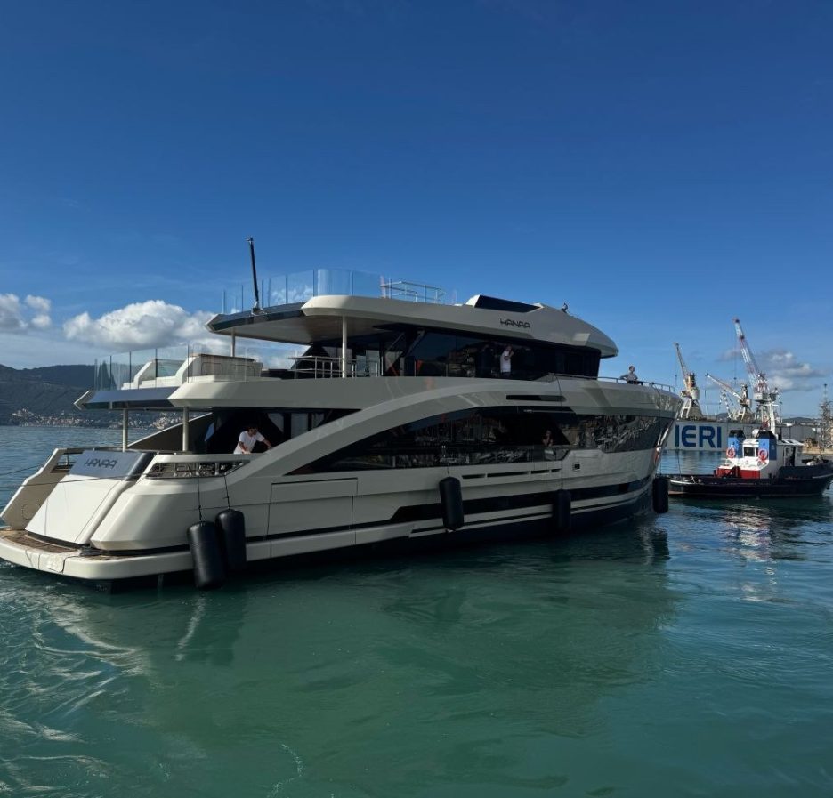 El yate explorador Evo 31 Hanaa de Antonini Navi a flote junto a un remolcador en La Spezia tras su botadura