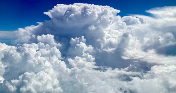 Gran nube de tormenta tipo cumulonimbo sobre el mar Mediterráneo vista desde el aire