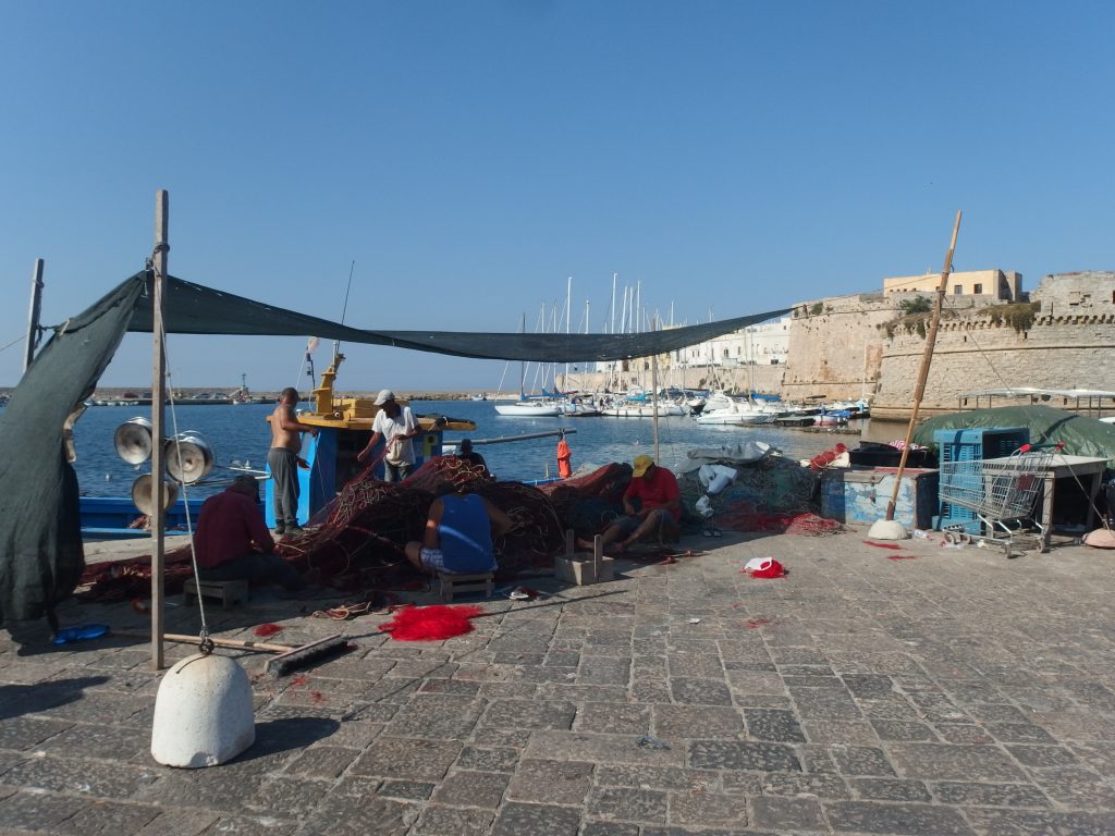 Vista del puerto de Gallipoli, en Apulia, con el castillo al fondo