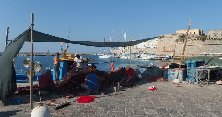 Vista del puerto de Gallipoli, en Apulia, con el castillo al fondo