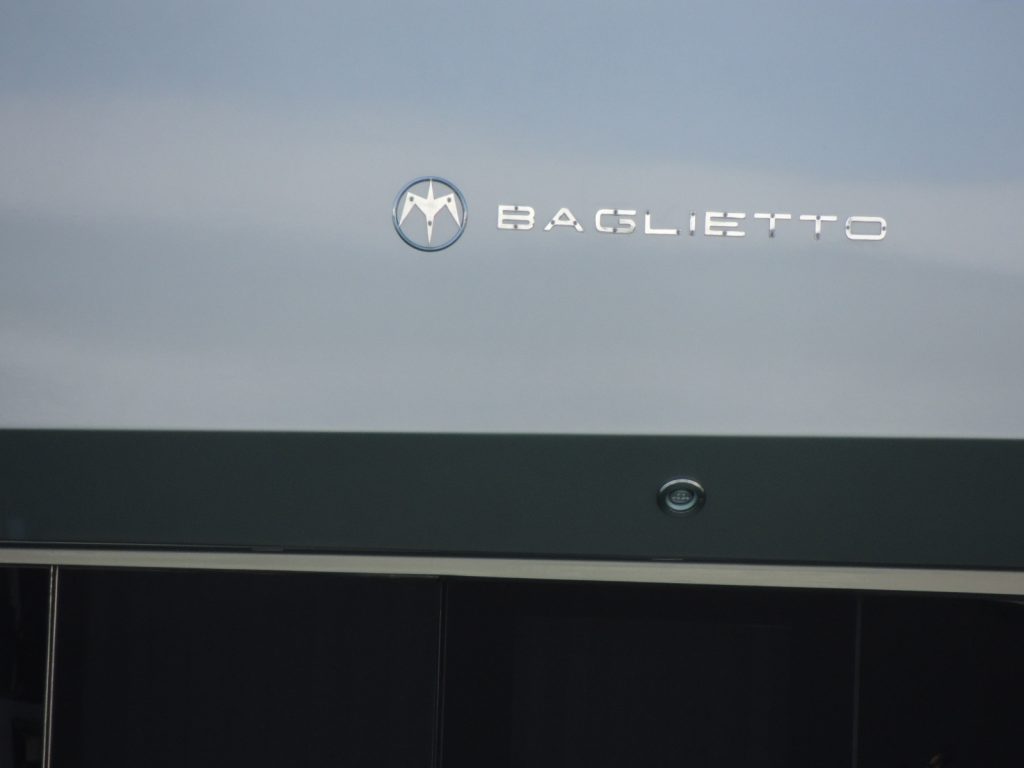 Foto de archivo: logotipo de Baglietto en el casco de uno de sus yates
