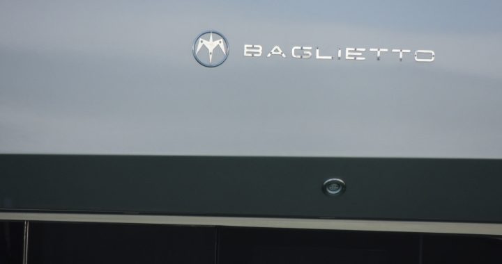 Foto de archivo: logotipo de Baglietto en el casco de uno de sus yates