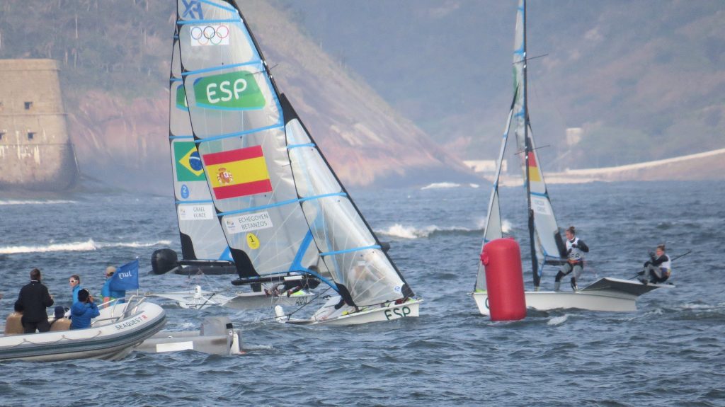 Foto de archivo: regata de 49er FX en los Juegos Olímpicos de Río 2016, con barcos de España y Brasil