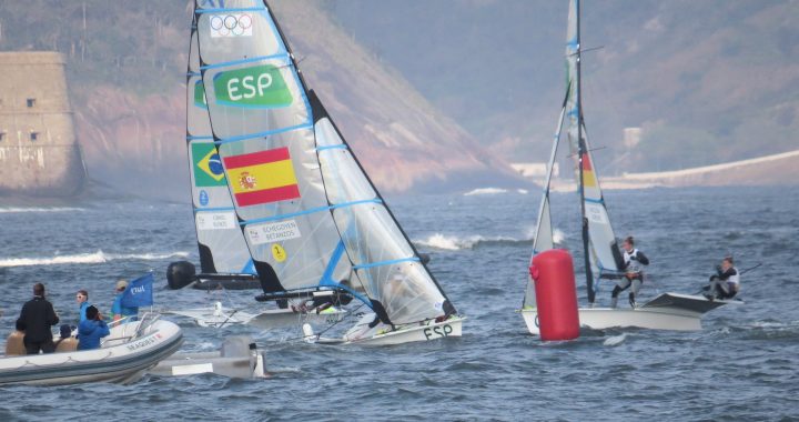 Foto de archivo: regata de 49er FX en los Juegos Olímpicos de Río 2016, con barcos de España y Brasil