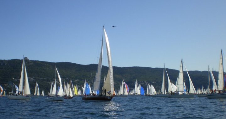Flota de la Barcolana en el golfo de Trieste poco después de la salida (edición de 2009)
