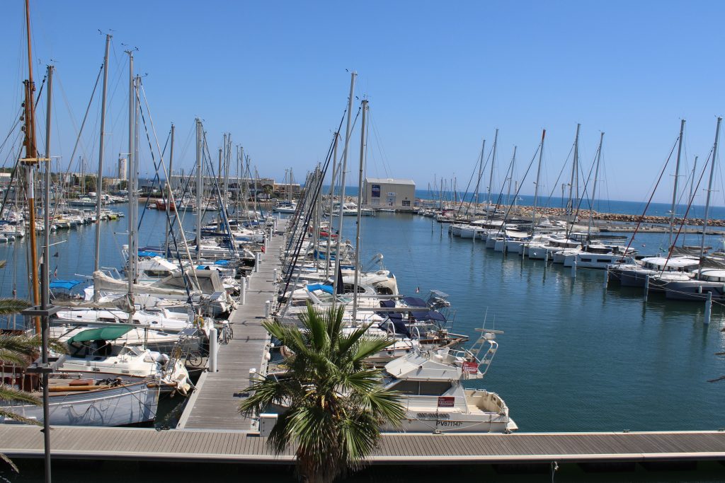 Dársena Le Gouffre del puerto deportivo de Canet-en-Roussillon con embarcaciones amarradas, en julio de 2024