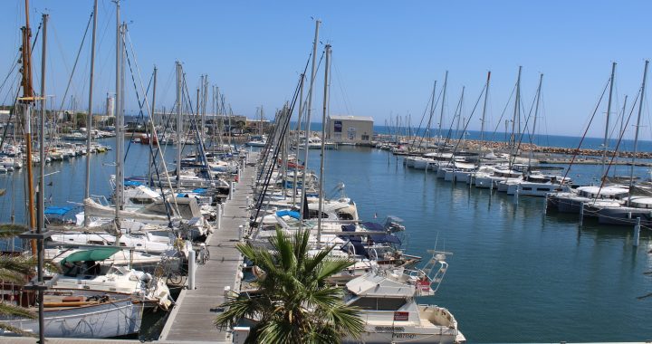 Dársena Le Gouffre del puerto deportivo de Canet-en-Roussillon con embarcaciones amarradas, en julio de 2024