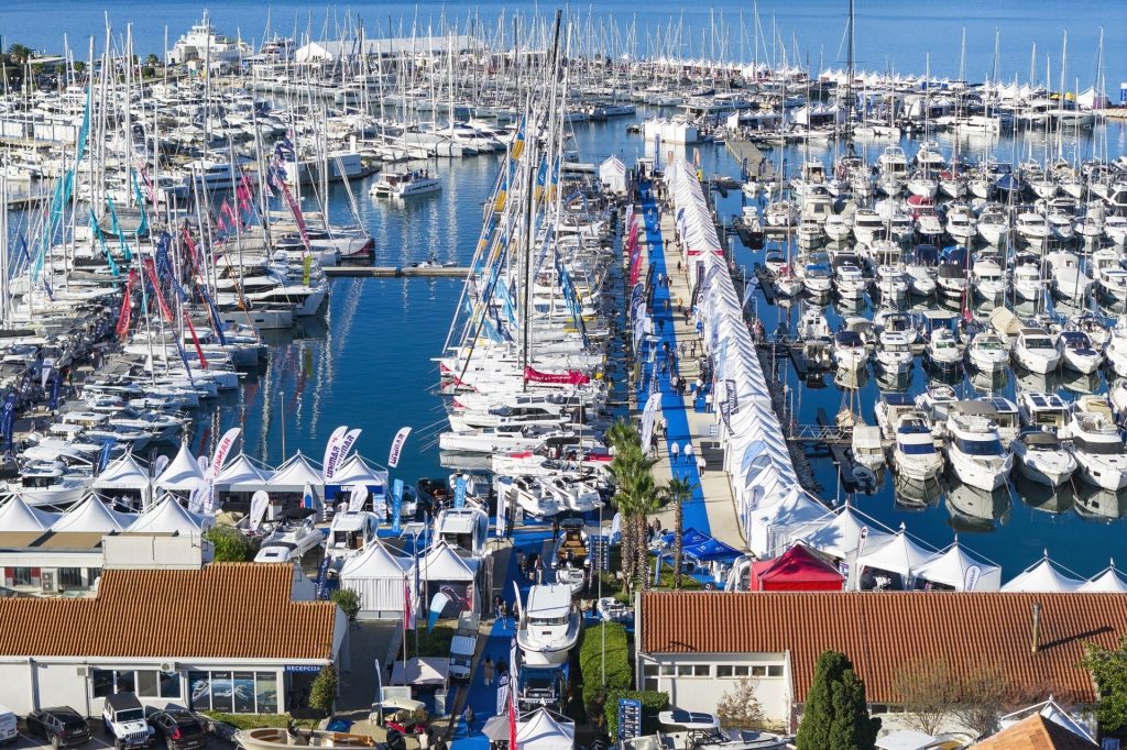 Vista aérea de los pantalanes del Biograd Boat Show en la Marina Kornati, con veleros y barcos a motor amarrados y carpas de expositores