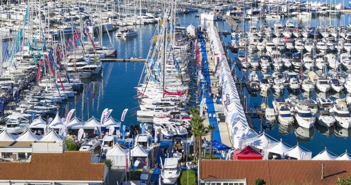 Vista aérea de los pantalanes del Biograd Boat Show en la Marina Kornati, con veleros y barcos a motor amarrados y carpas de expositores