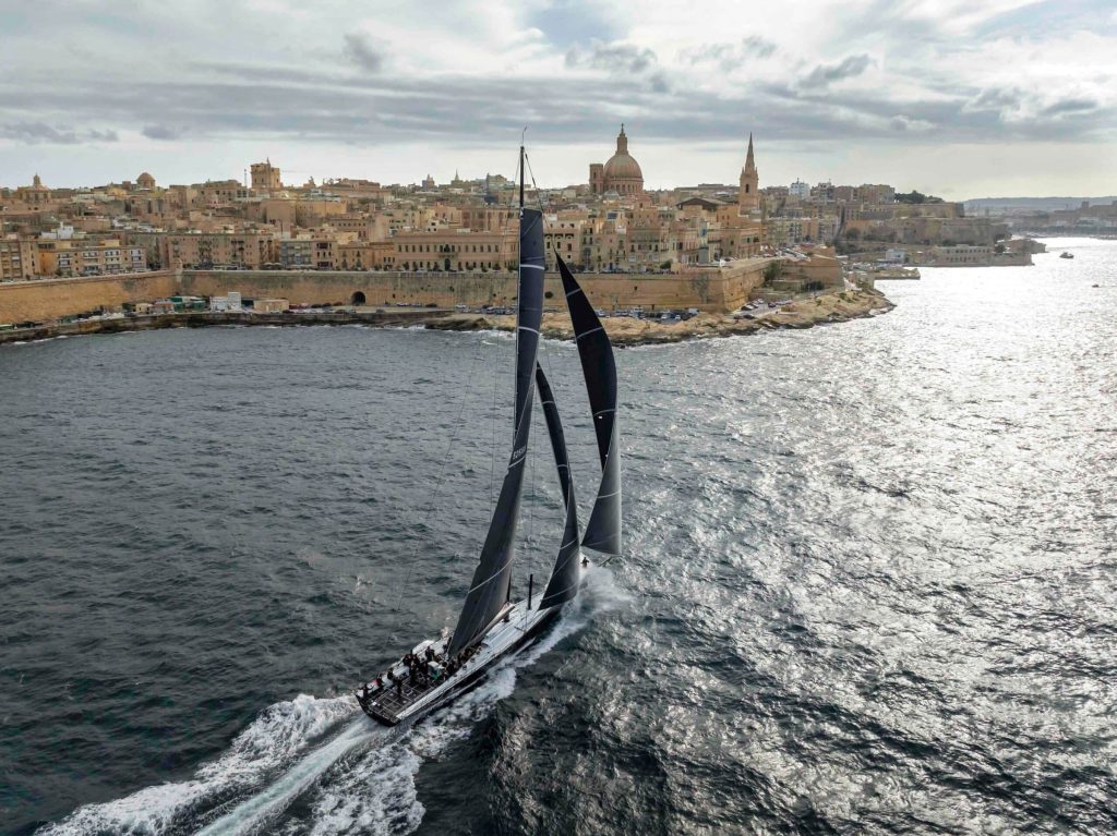 El maxi Black Jack 100 navega hacia la meta frente a La Valeta, en Malta
