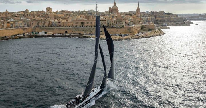 El maxi Black Jack 100 navega hacia la meta frente a La Valeta, en Malta