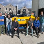 Equipo de las pruebas junto al submarino autónomo amarillo Autosub Long Range Boaty McBoatface en Turnchapel Wharf, Plymouth