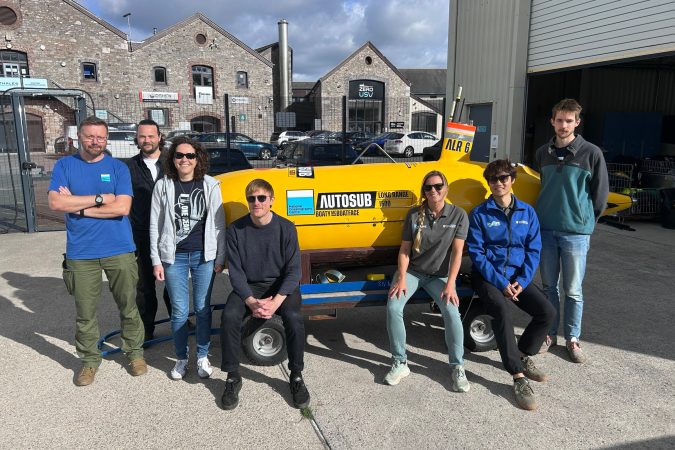 Equipo de las pruebas junto al submarino autónomo amarillo Autosub Long Range Boaty McBoatface en Turnchapel Wharf, Plymouth