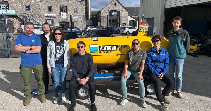 Equipo de las pruebas junto al submarino autónomo amarillo Autosub Long Range Boaty McBoatface en Turnchapel Wharf, Plymouth