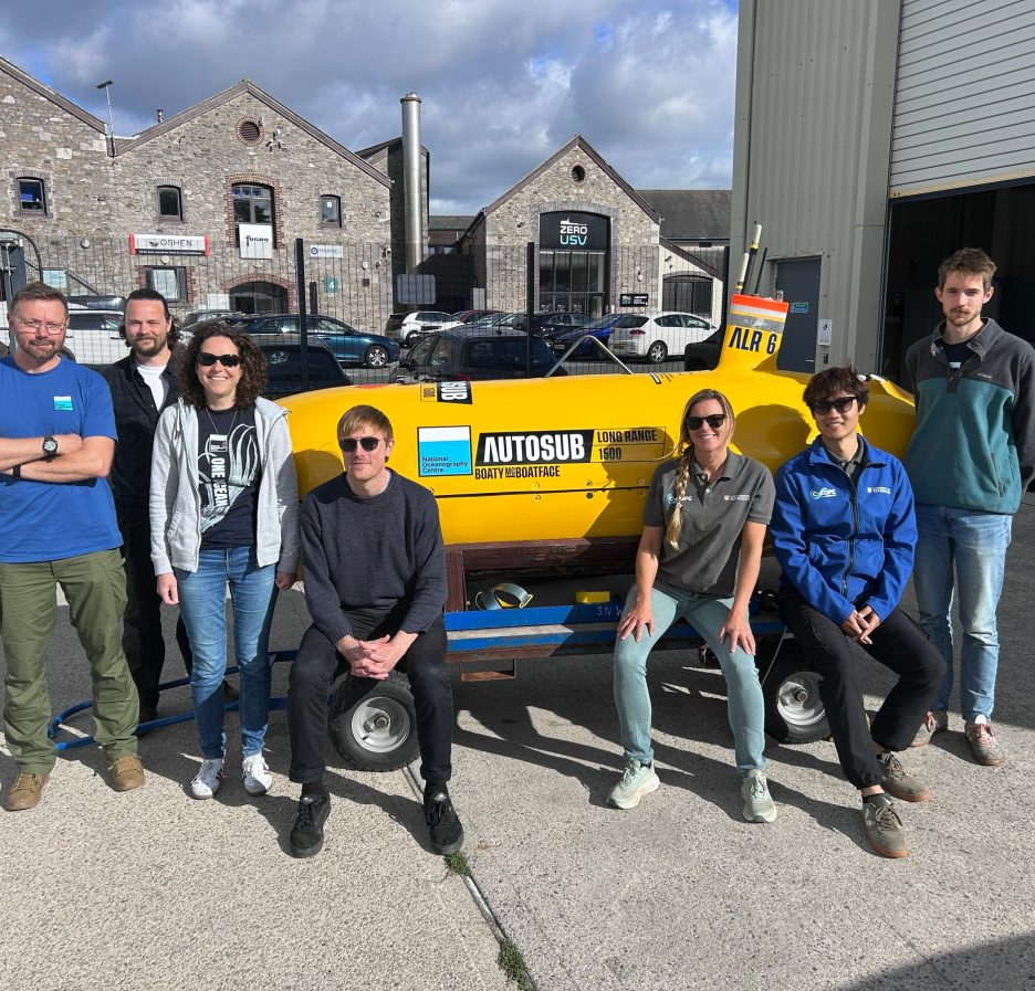 Equipo de las pruebas junto al submarino autónomo amarillo Autosub Long Range Boaty McBoatface en Turnchapel Wharf, Plymouth