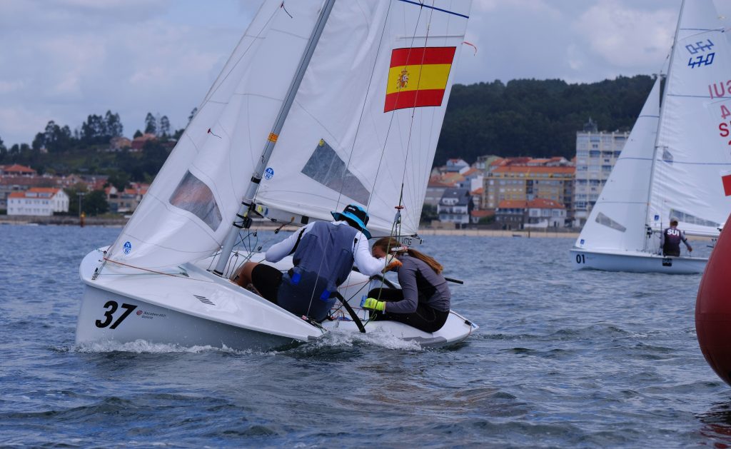 Imagen de archivo de un 470, la clase olímpica de doble mixto, navegando en regata
