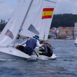 Imagen de archivo de un 470, la clase olímpica de doble mixto, navegando en regata