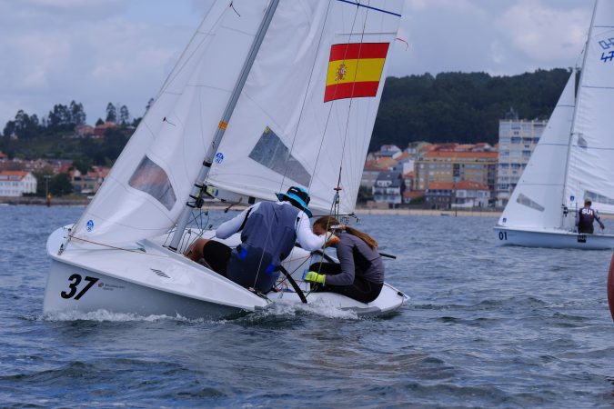 Imagen de archivo de un 470, la clase olímpica de doble mixto, navegando en regata