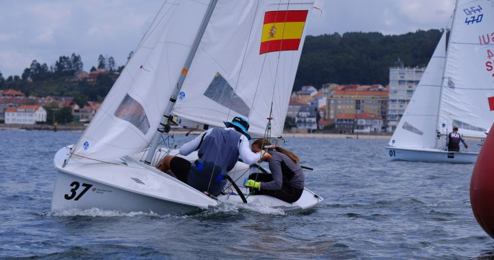 Imagen de archivo de un 470, la clase olímpica de doble mixto, navegando en regata