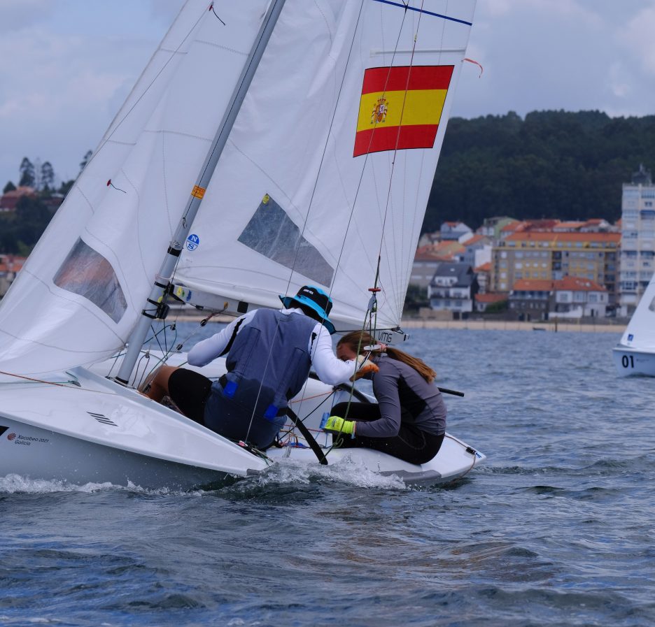 Imagen de archivo de un 470, la clase olímpica de doble mixto, navegando en regata