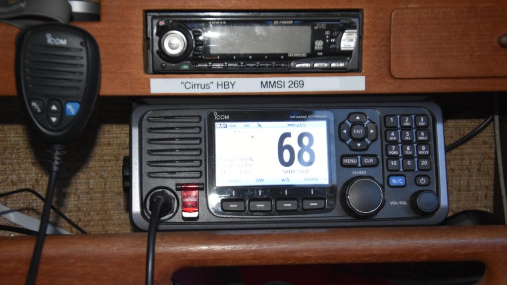 Emisora VHF marina fija con botón rojo de socorro y micrófono de mano