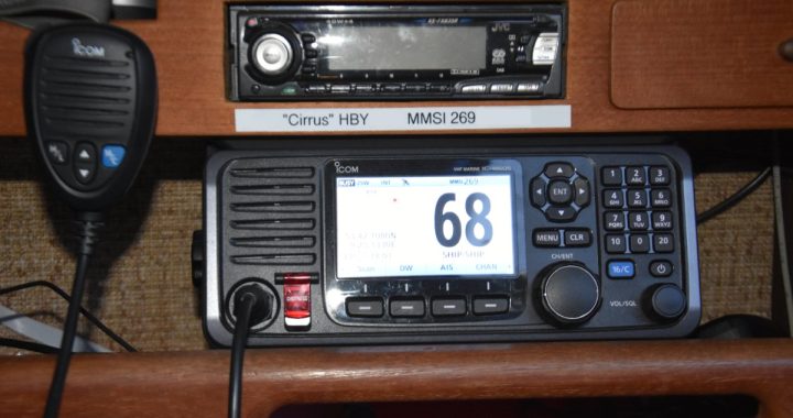 Emisora VHF marina fija con botón rojo de socorro y micrófono de mano