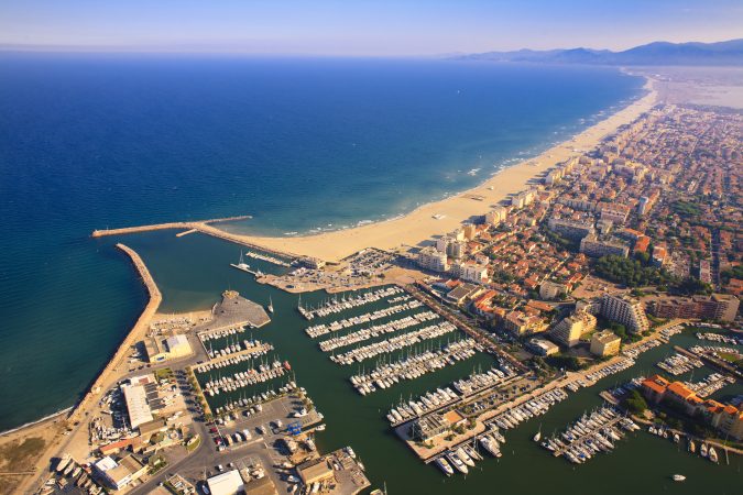 Vista aérea de Canet-Plage con el puerto deportivo de Canet-en-Roussillon y la costa del Rosellón