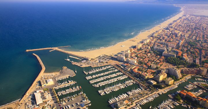 Vista aérea de Canet-Plage con el puerto deportivo de Canet-en-Roussillon y la costa del Rosellón