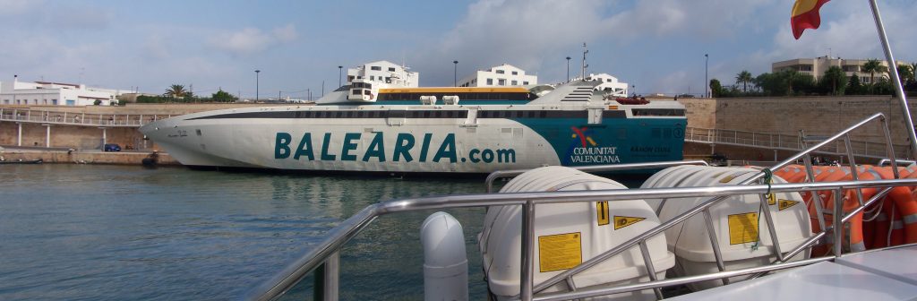 El ferri Ramon Llull en el puerto de Ciutadella, en Menorca, en una panorámica de 2009