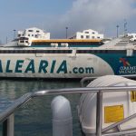 El ferri Ramon Llull en el puerto de Ciutadella, en Menorca, en una panorámica de 2009