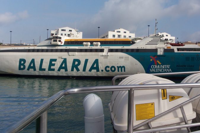 El ferri Ramon Llull en el puerto de Ciutadella, en Menorca, en una panorámica de 2009